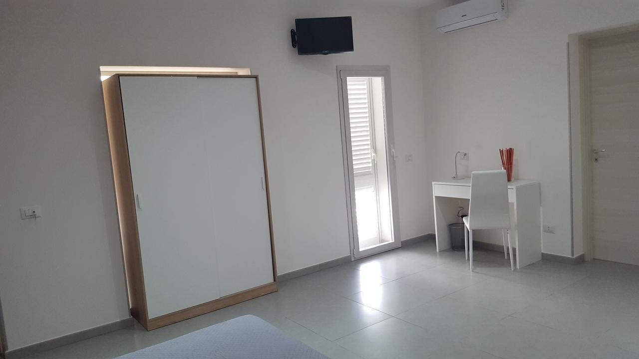 L'Isola Del Sole Bed & Breakfast กัสเตลลุซโซ ภายนอก รูปภาพ